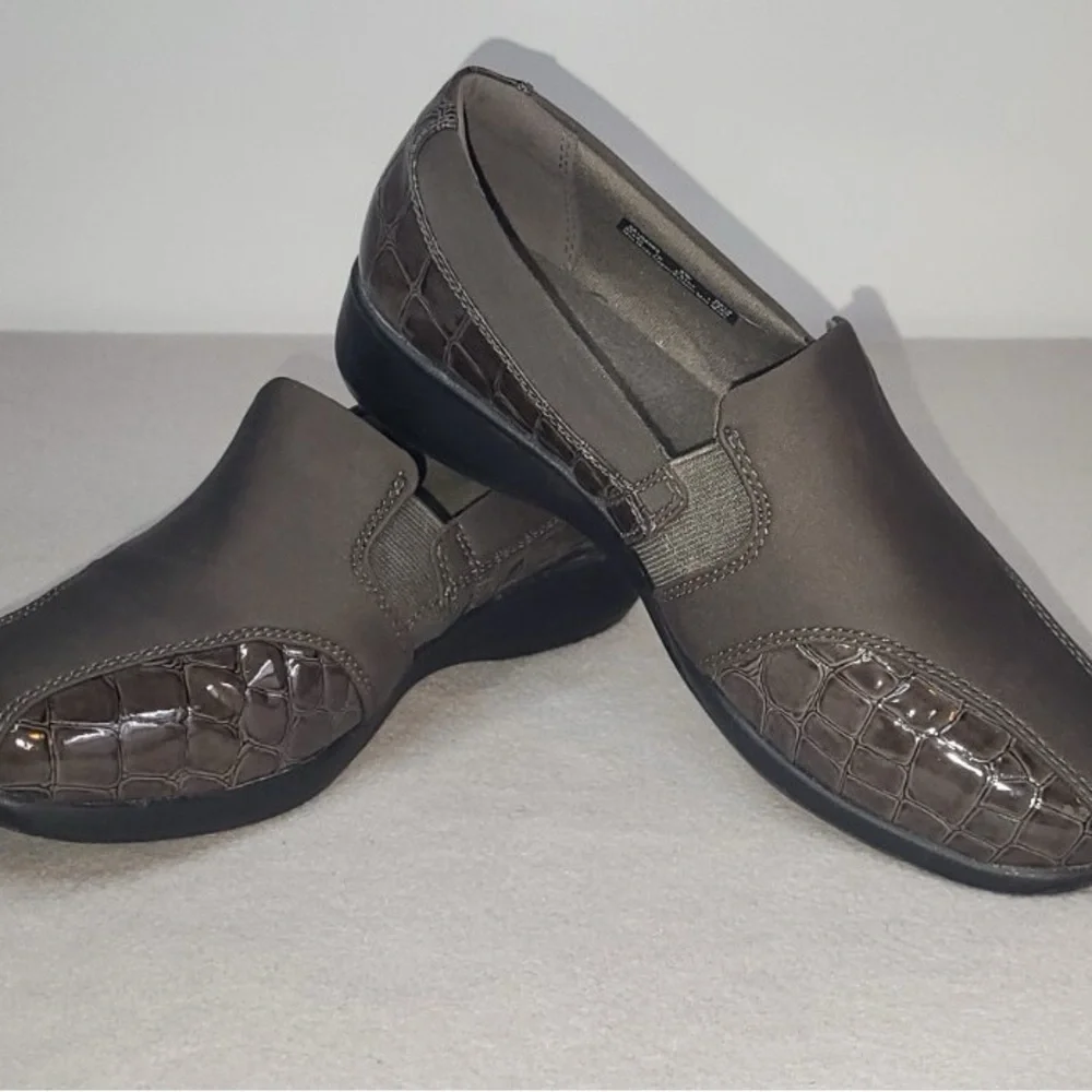 Clarks Womens Brown Croc Embossed Slip On Loafers Low Wedge Shoes Comfort‎